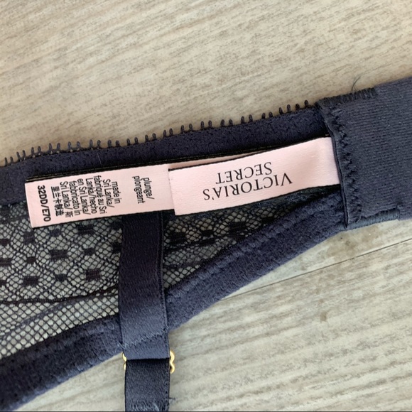 VS Incredible Lightly Lined Lace Plunge Bra - Picture 6 of 8